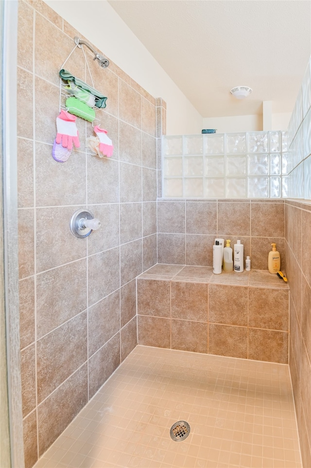 bathroom featuring a tile shower