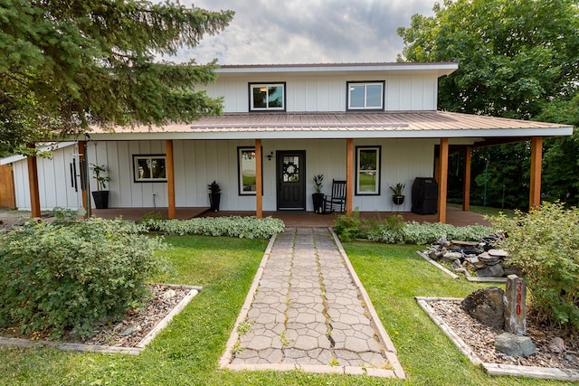 view of front facade featuring a front yard and a porch