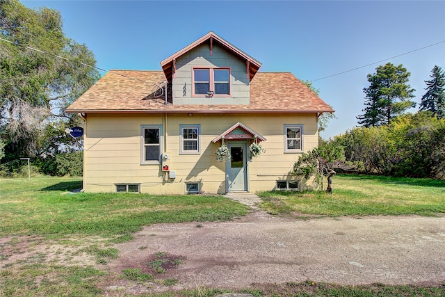 view of front of home featuring a front lawn