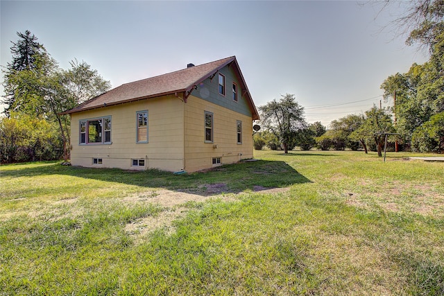 view of side of property featuring a lawn