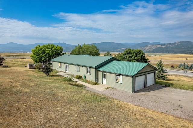 view of front of home featuring a front yard and a mountain view