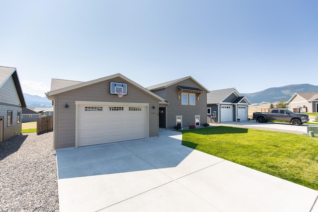 view of front of property featuring a front lawn and a mountain view