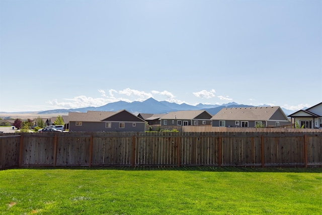 view of yard with a mountain view