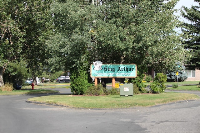 community / neighborhood sign featuring a yard