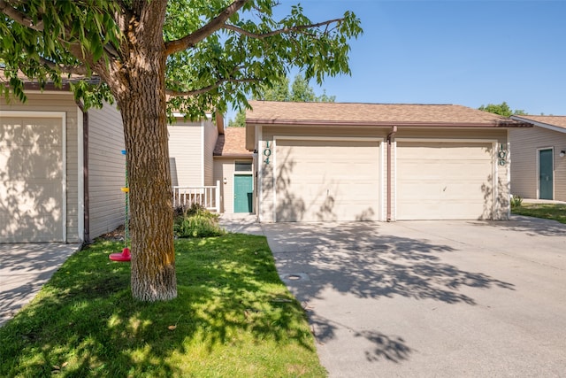 view of front facade featuring a garage and a front lawn