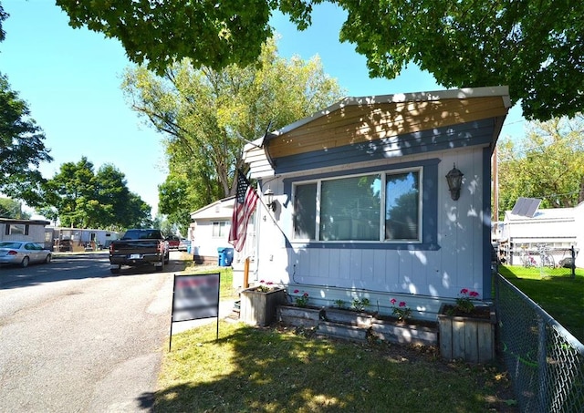 view of front facade featuring a front yard