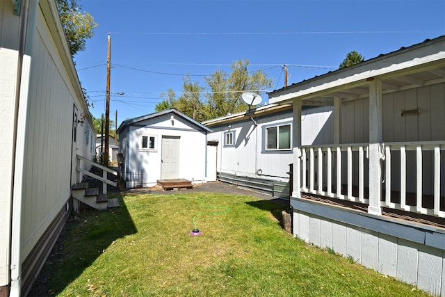 view of yard featuring a shed