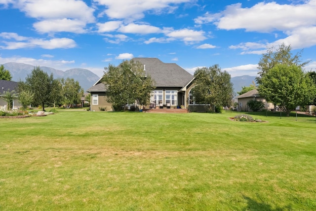 view of yard with a mountain view