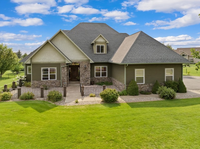 craftsman-style house featuring a front lawn