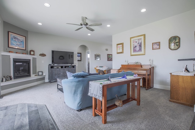 carpeted living room featuring ceiling fan