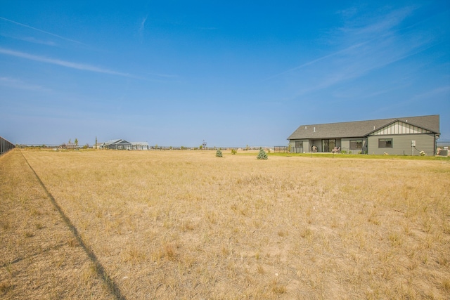 view of yard featuring a rural view