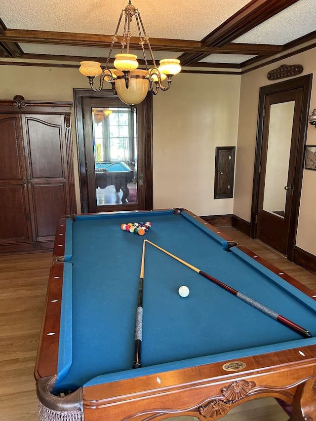 rec room featuring a textured ceiling, pool table, wood-type flooring, and a notable chandelier