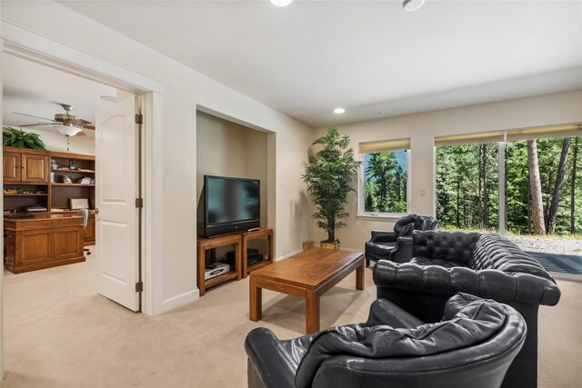 carpeted living room featuring ceiling fan