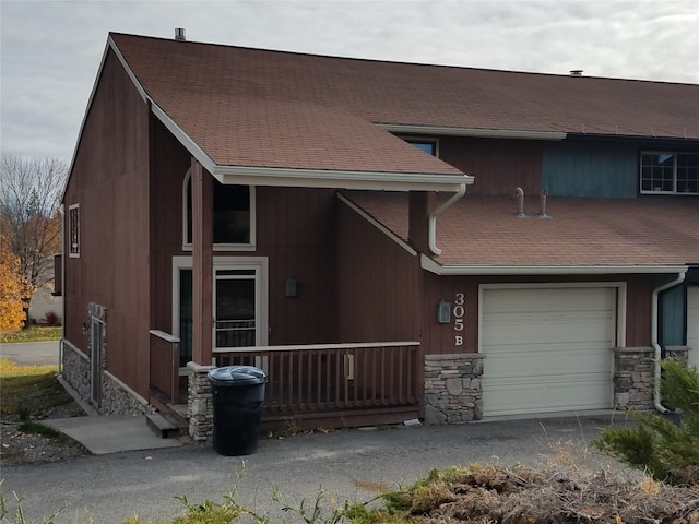 view of front of property featuring a garage