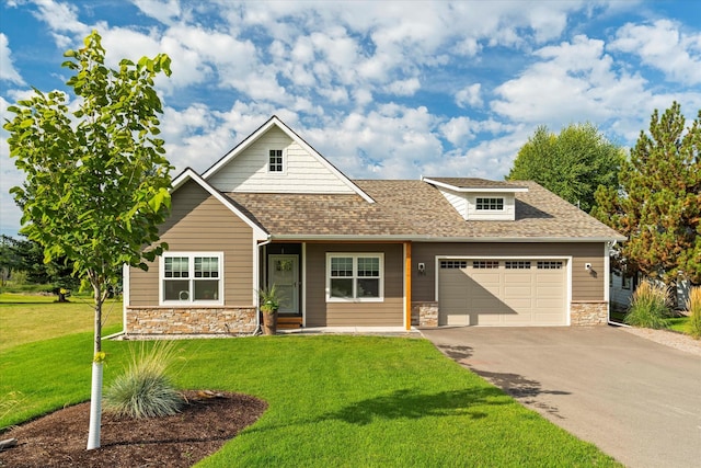 view of front of property featuring a front lawn