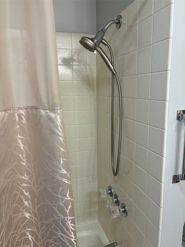 bathroom with shower / tub combo with curtain