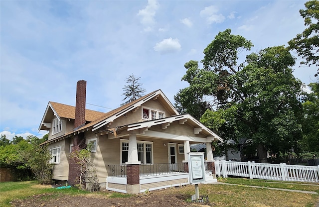 view of front of house with covered porch and a front yard