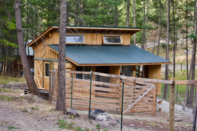 view of front facade featuring an outbuilding