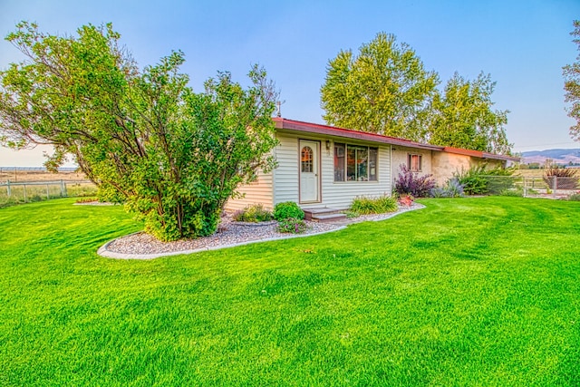 view of front of house featuring a front lawn