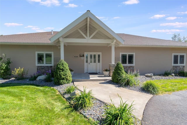 craftsman-style house featuring a front yard