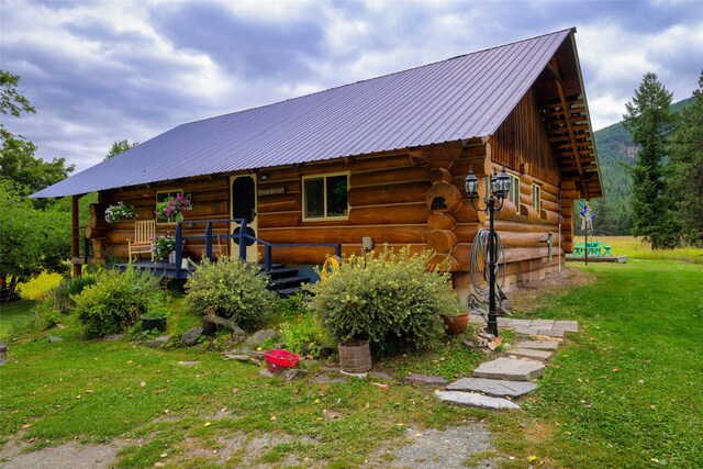 view of front of house with a front yard