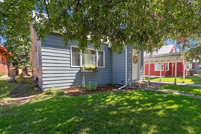 view of front of home featuring a front yard