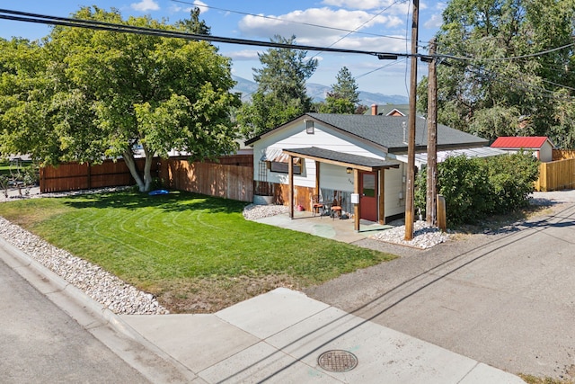 view of front of house featuring a mountain view and a front yard