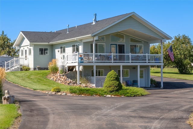 view of front facade featuring a front yard