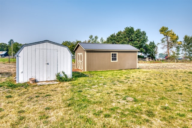 view of yard featuring a shed