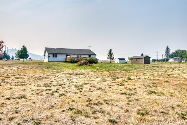 view of yard featuring a storage unit