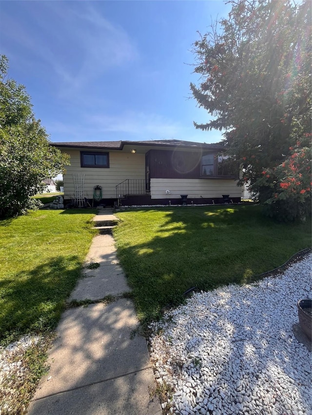 view of front facade featuring a front yard