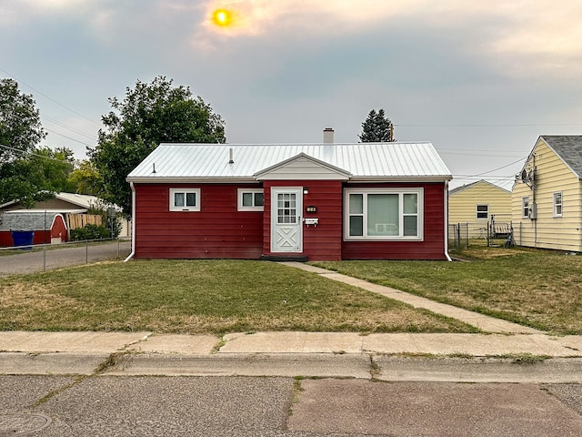 view of front of property featuring a front lawn