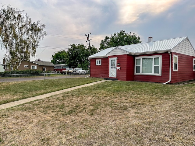 view of front of property with a front lawn