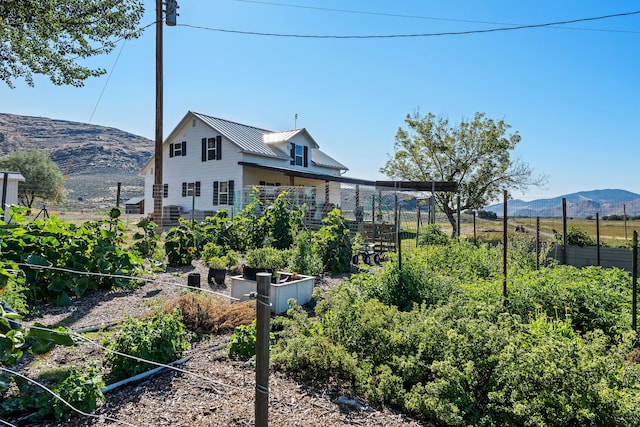 view of yard featuring a mountain view