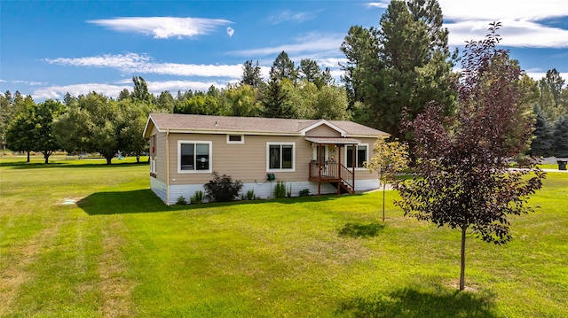 view of front of property featuring a front lawn