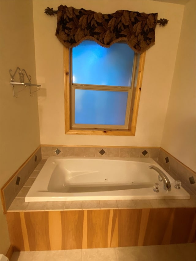 bathroom featuring tiled tub