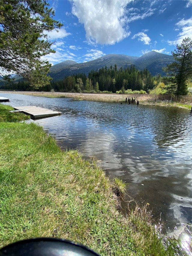 water view featuring a mountain view