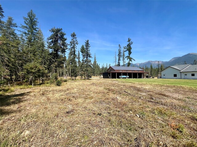 view of yard with a mountain view