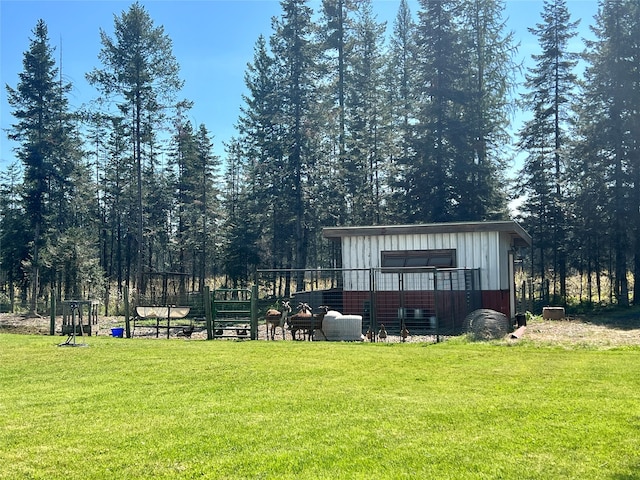 view of yard with an outbuilding