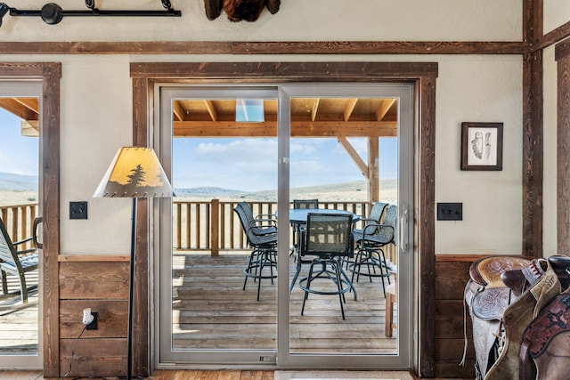 entryway featuring a mountain view