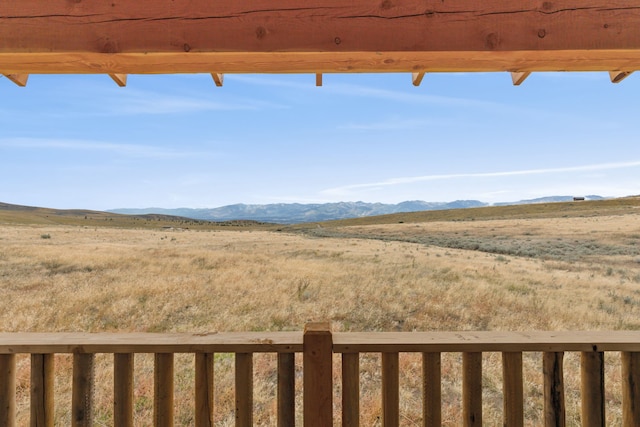 view of yard featuring a mountain view