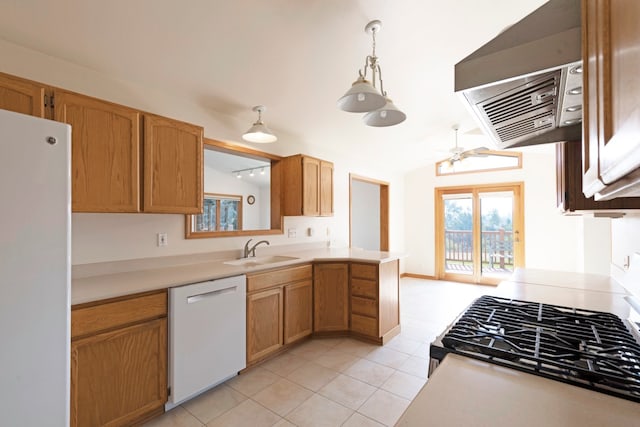 kitchen with ceiling fan, sink, vaulted ceiling, and white appliances