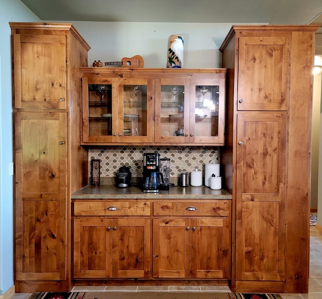 bar featuring tasteful backsplash