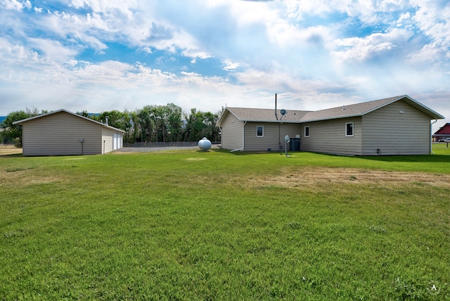 view of yard with an outdoor structure