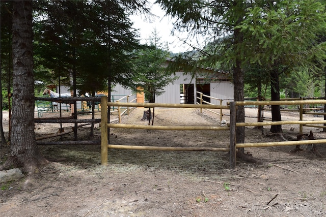 view of yard featuring an outdoor structure