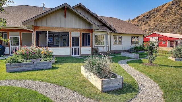 view of front of property featuring a front yard