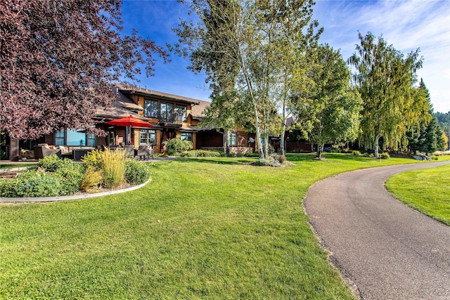 view of property's community featuring a lawn