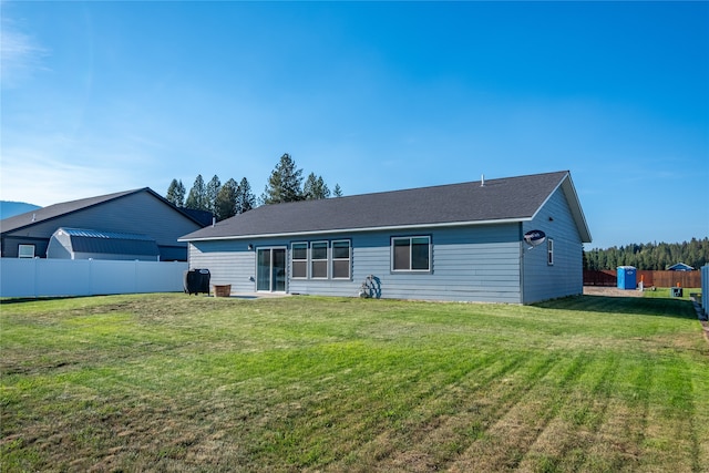 back of house featuring a lawn