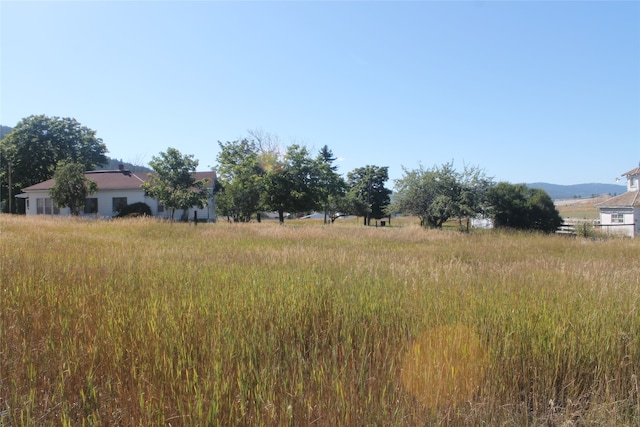 view of yard featuring a rural view