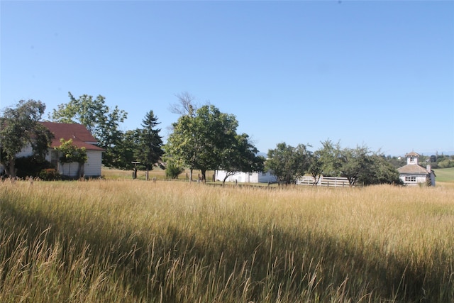 view of yard featuring a rural view